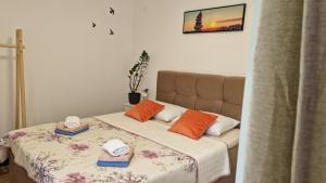 een slaapkamer met een bed met twee handdoeken erop bij Apartman Filipčić in Plitvička Jezera