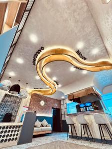 una escalera de caracol en el techo de una habitación en Hotel Bereket Karaganda en Karagandá