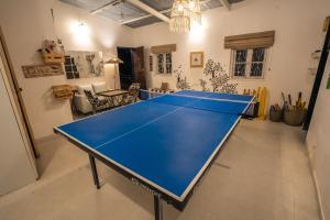 - une table de ping-pong au milieu d'une pièce dans l'établissement Kenwoods Farmstay, Zadpolli - 6BHK Villa with Swimming Pool, à Kudān