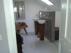 La salle de bains est pourvue d'un lavabo et d'un miroir. dans l'établissement Riante Boerderij in Het Groene Hart Regio Utrecht, à Oudewater