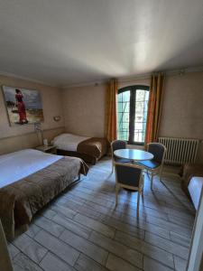 Postel nebo postele na pokoji v ubytování Auberge les Aromes