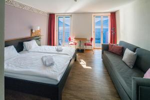 una camera d'albergo con letto e divano di Casa Moscia ad Ascona