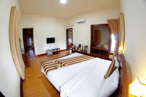 1 dormitorio con 1 cama blanca grande en una habitación en Kieu Anh Hotel Vung Tau, en Vung Tau