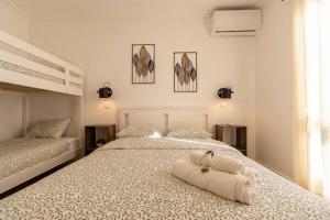- une chambre avec un lit et une serviette dans l'établissement Cosy apartment in Albufeira, OURA ST, à Albufeira