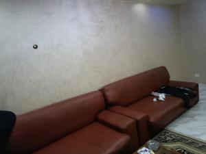a brown couch sitting in a living room at مدينتى in Madinaty