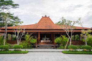 a house with a tile roof and a courtyard at Kristana Art and Culture Resort, ARTOTEL Curated in Ubud