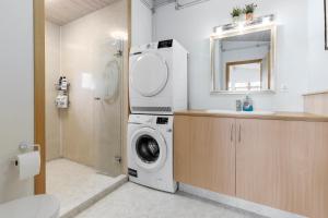 W łazience znajduje się pralka i umywalka. w obiekcie Cabin Úthlíð - Birta Rentals w mieście Úthlid