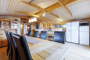 einen Esstisch mit Stühlen und einen weißen Kühlschrank in der Unterkunft Cabin Úthlíð - Birta Rentals in Úthlid