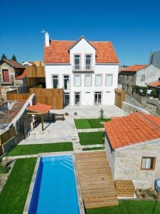 una vista aérea de una casa con piscina en Casa Matriarca, en Santa Comba