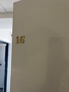 eine Tür mit der Nummer an der Wand in der Unterkunft Résidence Sainte Thérèse - la villa Selva in Lourdes