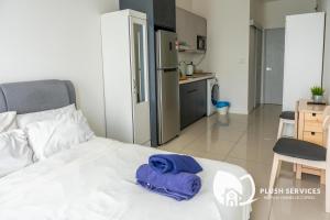 una camera con letto bianco e una cucina di Highpark Suites at Petaling Jaya a Petaling Jaya