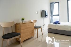 una camera con letto, cassettiera e sedia di Highpark Suites at Petaling Jaya a Petaling Jaya