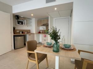 a kitchen and dining room with a table and chairs at Cosy Diem Cap d'Agde in Cap d'Agde