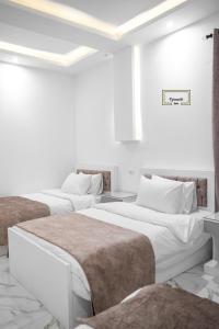Postel nebo postele na pokoji v ubytování PYRAMIDS PR Inn
