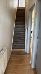 een trap in een huis met een trap bij Ventnor street in Hull