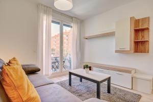 ein Wohnzimmer mit einem Sofa und einem Tisch in der Unterkunft Zizur Confort by CLABAO in Zizur Mayor