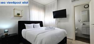 Postel nebo postele na pokoji v ubytování sea view & pool eilat + 16 fotografií