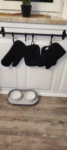 a rack with pans and a tray on a wall at Ferienhaus Eden Frankenblick I Familien-Ferienhaus I nahe Skipiste l Spielzimmer I Waschmaschine I kostenlos parken I WLAN I Spülmaschine in Mengersgereuth-Hämmern