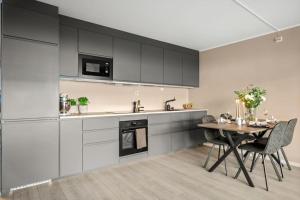 Dapur atau dapur kecil di Oslo Central - Two Bedroom Apartment with Stylish Interior - Free Parking -