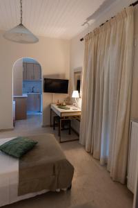 En eller flere senger på et rom på Small Garden by Studio Spyros