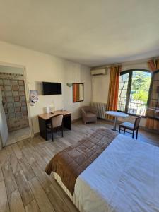 Postel nebo postele na pokoji v ubytování Auberge les Aromes