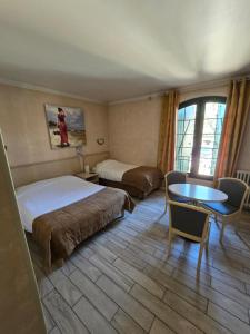Postel nebo postele na pokoji v ubytování Auberge les Aromes