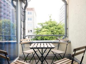 uma varanda com 2 cadeiras e uma mesa na varanda em Balkon, 4k TV, Kaffee, Netflix em Bad Dürrenberg