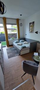 uma sala de estar com duas camas e uma mesa em Studio apartman Marinano em Slavonski Brod