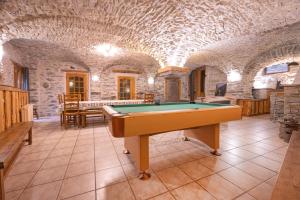 Habitación grande con mesa de billar. en Le Chalet du Villard, en Saint-André