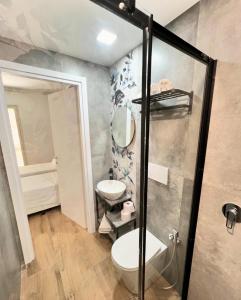 een badkamer met een toilet en een wastafel bij Easy Room in Catania