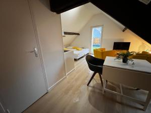 Una habitación con una mesa de comedor y una sala de estar. en Le Clos Saint Patrice, en Bayeux