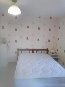 Un pat sau paturi într-o cameră la domaine de Couchenoire