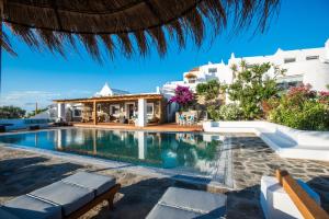 una foto di una piscina in una villa di 9 Islands Suites Mykonos a Mykonos Città