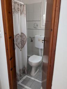 A bathroom at Kamelia