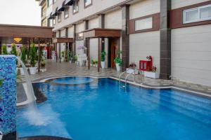 Swimming pool sa o malapit sa Hotel Vasdaa Grand