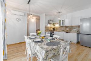 Kuchyň nebo kuchyňský kout v ubytování Casa Anamaria private Pool near Vrsar