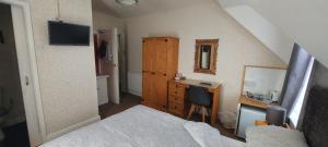1 dormitorio con 1 cama y escritorio con ordenador en Invernook en Newquay
