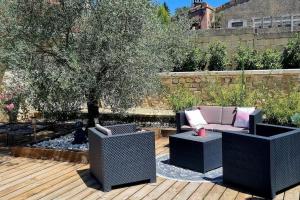 2 sedie e un divano su una terrazza di legno di studio de 36m2, a Touvre