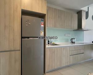 um frigorífico de aço inoxidável numa cozinha com armários de madeira em Comfy 2 bedroom for 6 pax, 3mins walk to Kamalinda em Shah Alam