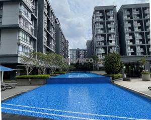 莎阿南的住宿－Comfy 2 bedroom for 6 pax, 3mins walk to Kamalinda，一座大型蓝色游泳池,位于一栋高楼内