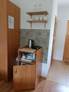 a small wooden cabinet with a tea pot on it at Noclegi "Koniadów" in Solina