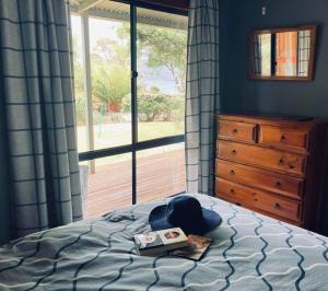 1 dormitorio con cama y ventana grande en Bruny Serenade, en Adventure Bay