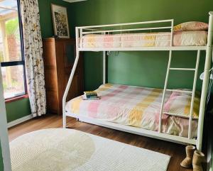 Postel nebo postele na pokoji v ubytování Bruny Serenade