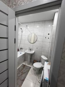 Et badeværelse på Новая 1 комнатная квартира в мкр Аэропорт