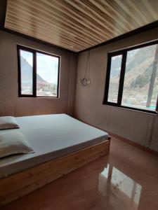 Ένα ή περισσότερα κρεβάτια σε δωμάτιο στο Badrinath Govindghat Prithvi yatra hotels