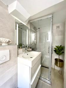 Ένα μπάνιο στο Apartments Providenca