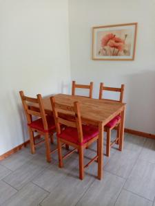 a wooden dining room table with two chairs and a picture at Ferienhof - Rauhenberg in Wangels