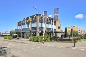 a building on the side of a street at Boutique Hotel Hans in Badhoevedorp
