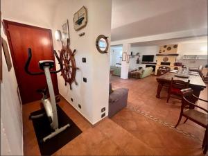 een woonkamer met een bank en een tafel bij Appartamento per 4 - Linea Rossa Precotto e Gorla in Milaan