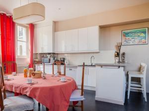 Ett kök eller pentry på Paris Jasmin Design Residence